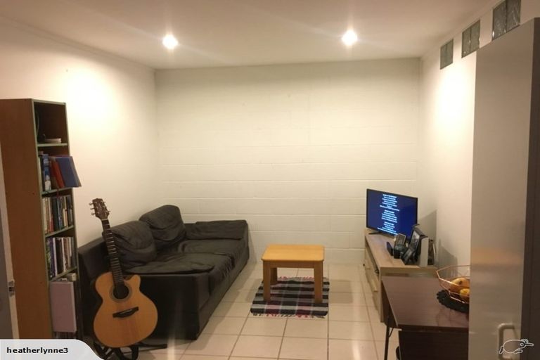 Photo of property in 1/36 Sherwood Avenue, Te Atatu South, Auckland, 0610