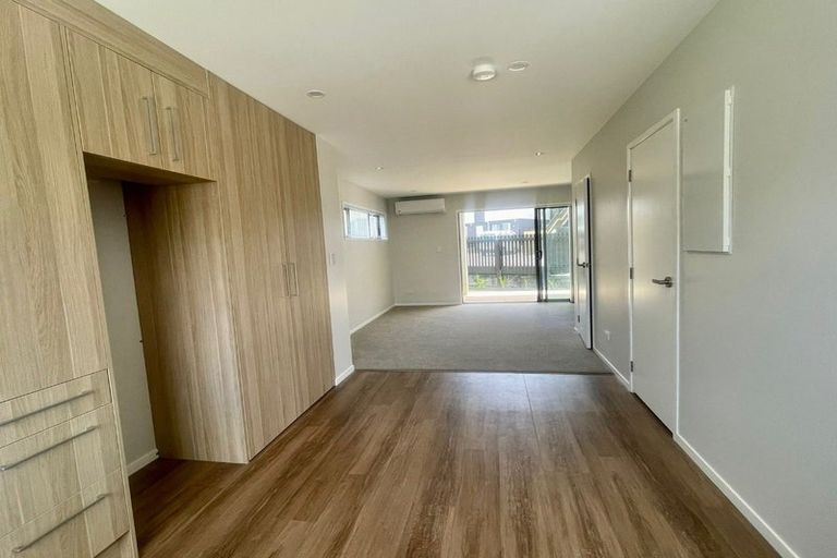 Photo of property in 2 Mikoikoi Crescent, Mangere Bridge, Auckland, 2022