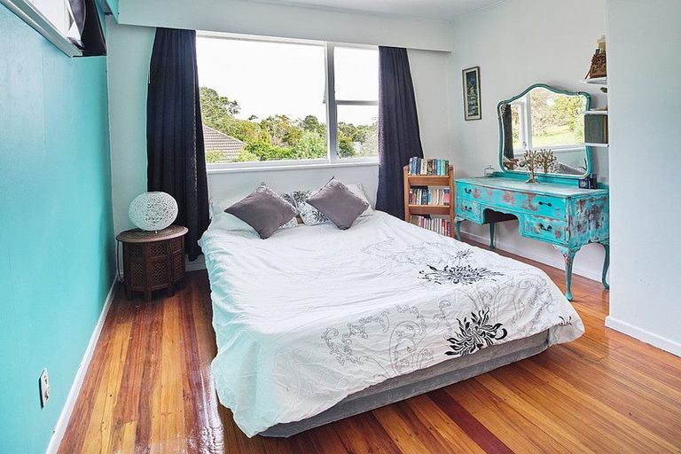 Photo of property in 17 Horokiwi Road West, Newlands, Wellington, 6037