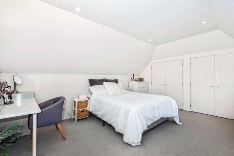 Photo of property in 1/140a East Coast Road, Forrest Hill, Auckland, 0620