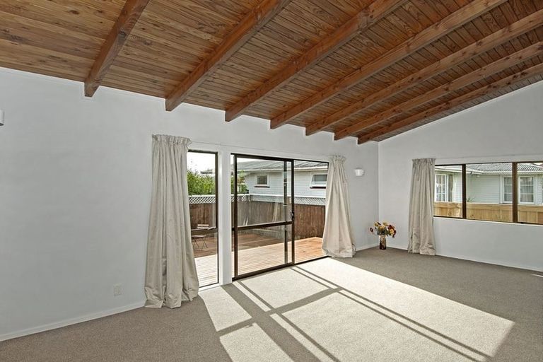 Photo of property in 2a Rixon Place, Te Atatu Peninsula, Auckland, 0610