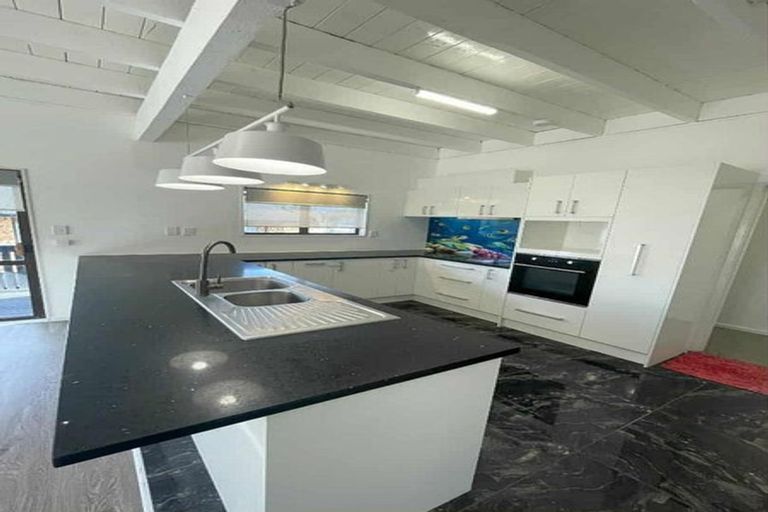 Photo of property in 77 Spence Road, Henderson, Auckland, 0612