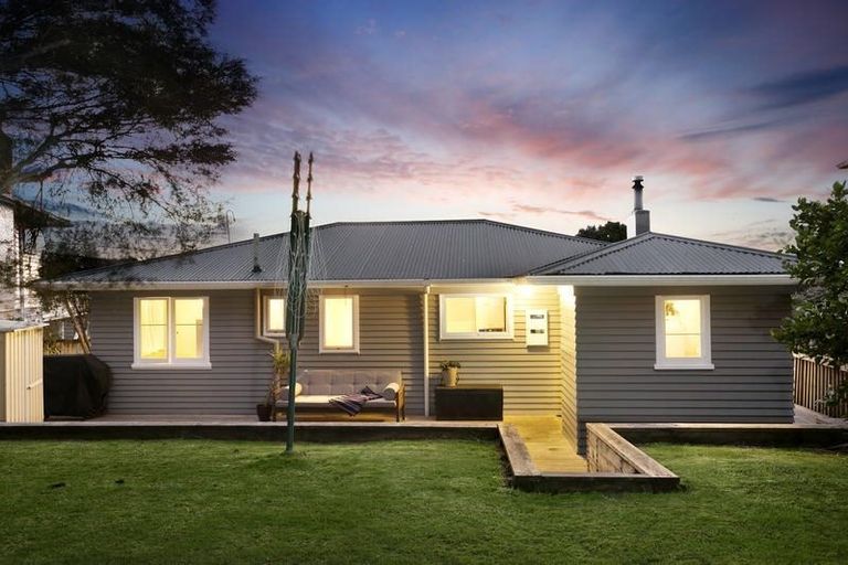 Photo of property in 23 Highland Avenue, Titirangi, Auckland, 0604