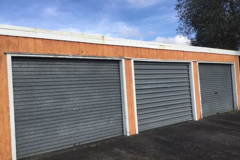 Photo of property in 3/2 Vodanovich Road, Te Atatu South, Auckland, 0610