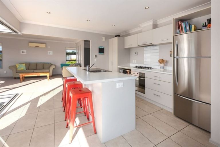 Photo of property in 2 Gennaker Lane, Whitby, Porirua, 5024