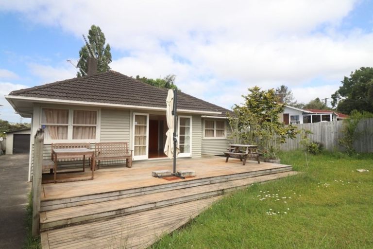 Photo of property in 4 La Rosa Street, Green Bay, Auckland, 0604