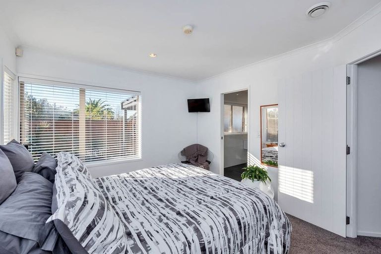 Photo of property in 15 Russett Grove, Henderson, Auckland, 0612