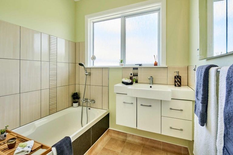 Photo of property in 13 Kereru Bend, Tawa, Wellington, 5028