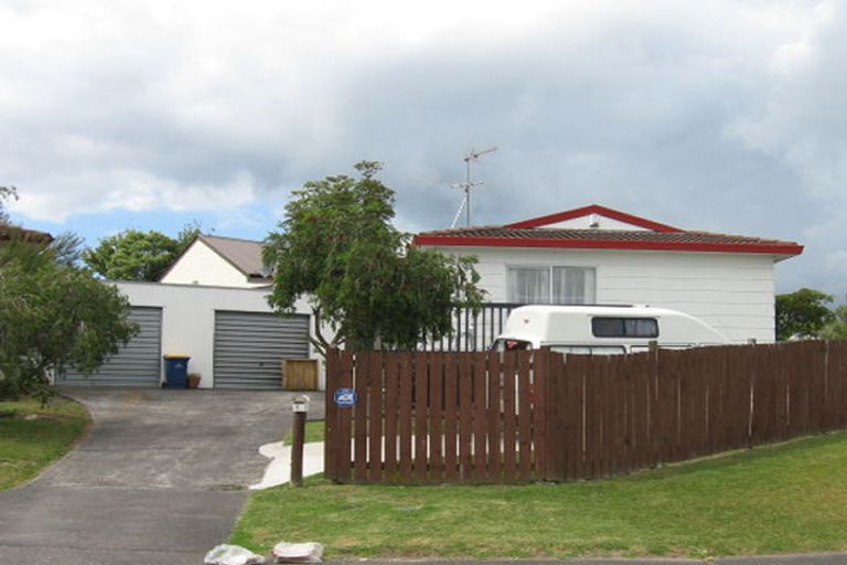 Photo of property in 1/1 Brougham Place, West Harbour, Auckland, 0618