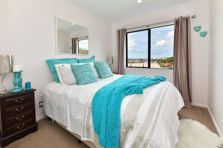 Photo of property in 18 Montcalm Close, Orewa, 0931