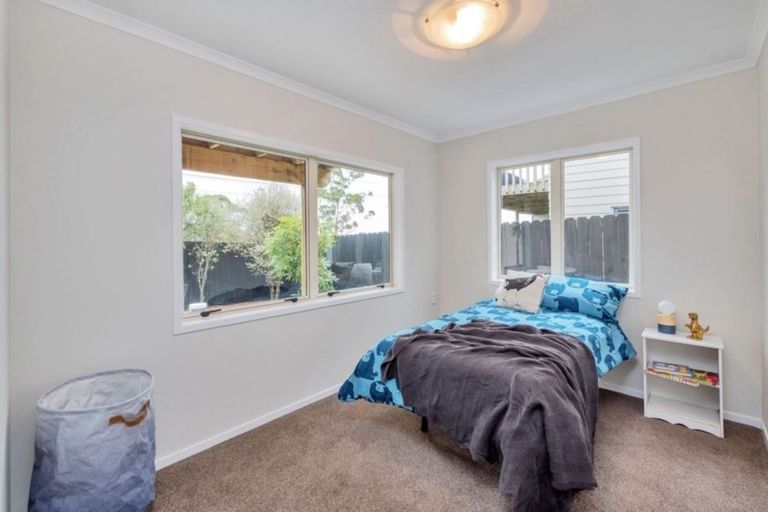 Photo of property in 15 Pooks Road, Ranui, Auckland, 0612