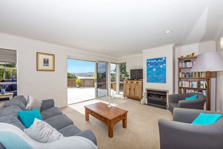 Photo of property in 32 Pohutukawa Avenue, Red Beach, 0932