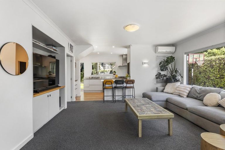 Photo of property in 318 Queens Drive, Lyall Bay, Wellington, 6022