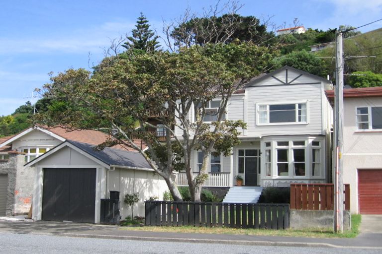 Photo of property in 32 Severn Street, Island Bay, Wellington, 6023
