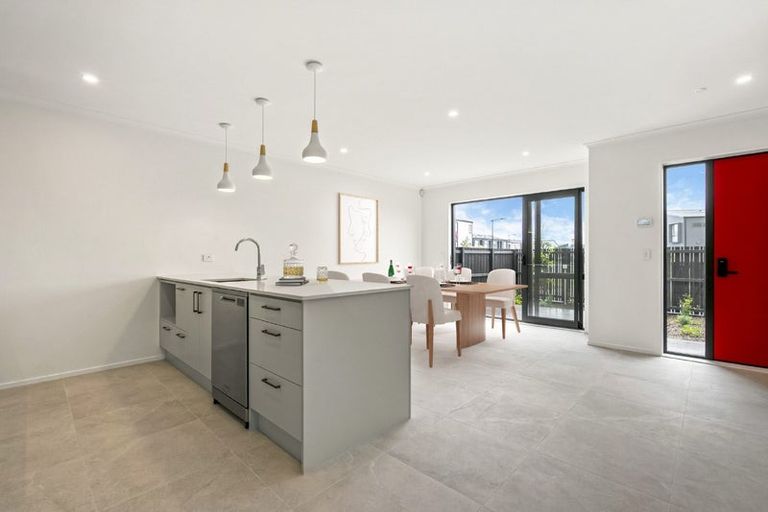 Photo of property in 24 Te Aniwaniwa Terrace, Albany, Auckland, 0632
