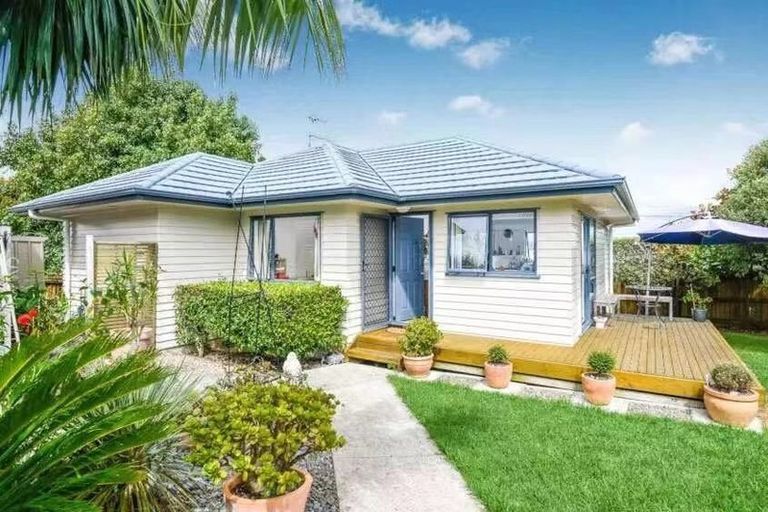 Photo of property in 1 Rixon Place, Te Atatu Peninsula, Auckland, 0610
