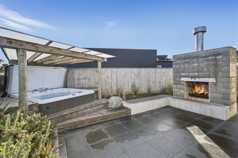 Photo of property in 11 Sumner Terrace, Aotea, Porirua, 5024