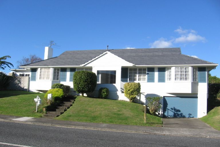 Photo of property in 16 Churton Drive, Churton Park, Wellington, 6037