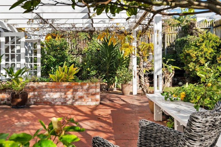 Photo of property in 15 Colenso Avenue, Hospital Hill, Napier, 4110