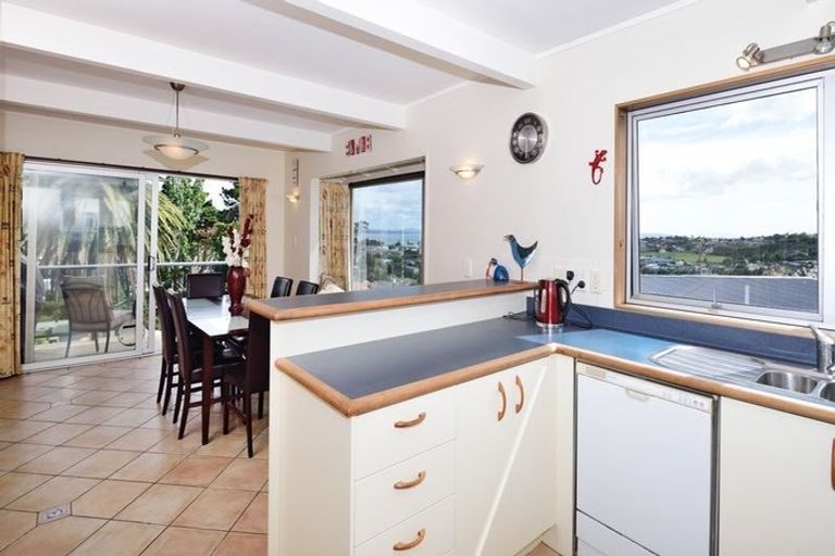 Photo of property in 3 Moera Place, Stanmore Bay, Whangaparaoa, 0932