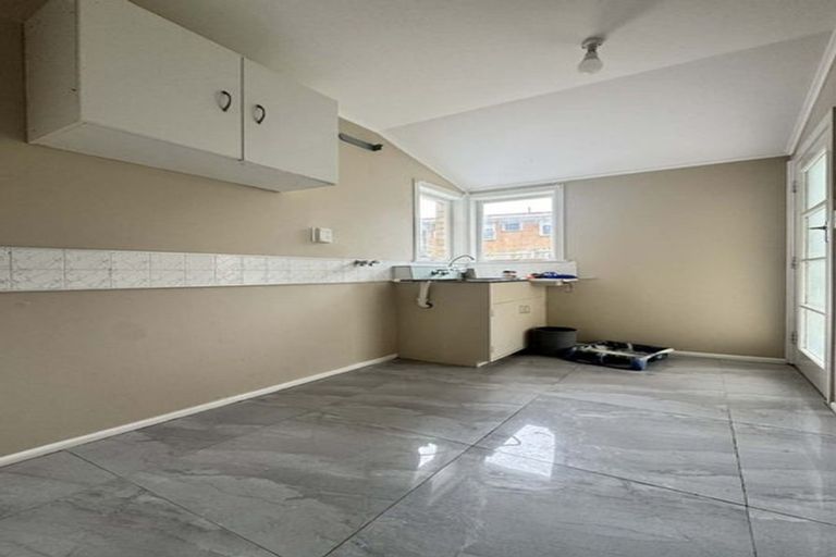 Photo of property in 25 Ellesmere Crescent, Pakuranga Heights, Auckland, 2010