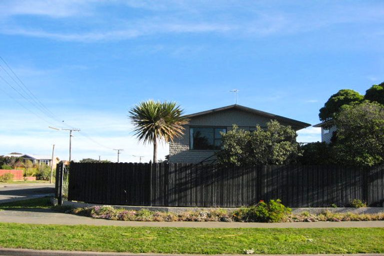 Photo of property in 305 Marine Parade, New Brighton, Christchurch, 8061