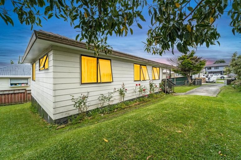 Photo of property in 11 Halloran Place, Massey, Auckland, 0614
