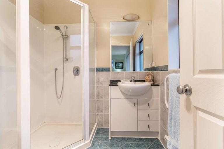 Photo of property in 2 Gunner Drive, Te Atatu Peninsula, Auckland, 0610