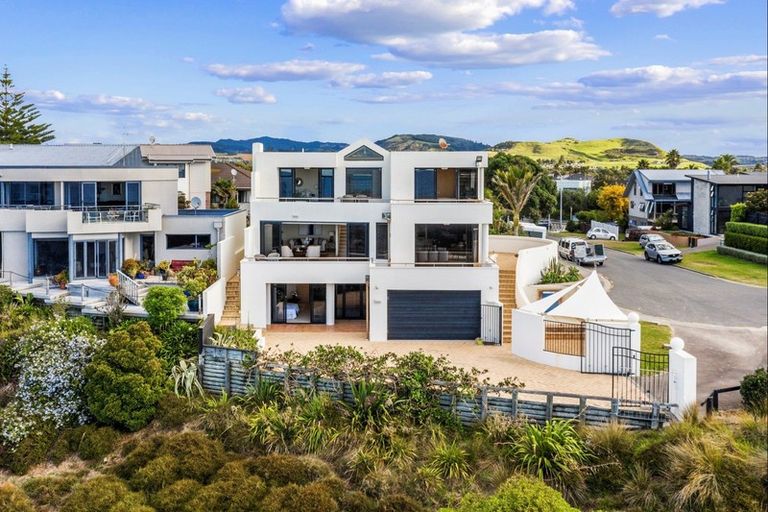 Photo of property in 8a Pacific View Road, Papamoa Beach, Papamoa, 3118