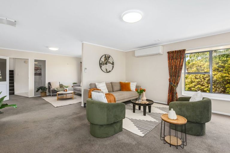 Photo of property in 122 Westchester Drive, Churton Park, Wellington, 6037