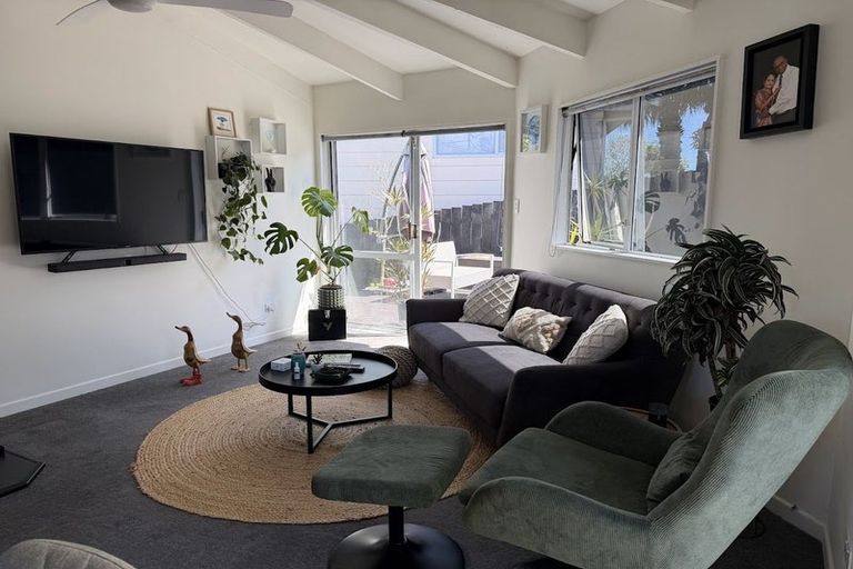 Photo of property in 2 Hanui Place, Massey, Auckland, 0614