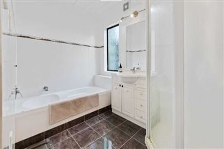 Photo of property in 5 Miramar Place, Pakuranga, Auckland, 2010