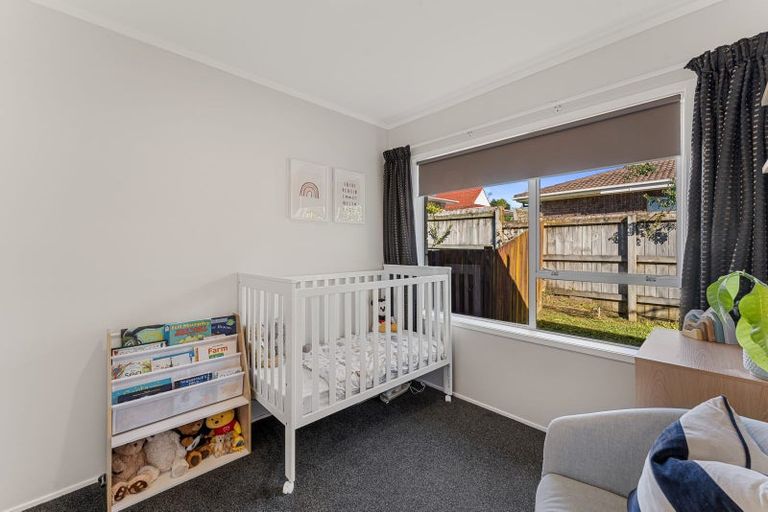 Photo of property in 2/14 Kingussie Place, Highland Park, Auckland, 2010