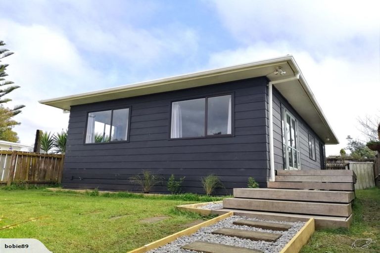 Photo of property in 17a Riserra Drive, Ranui, Auckland, 0612