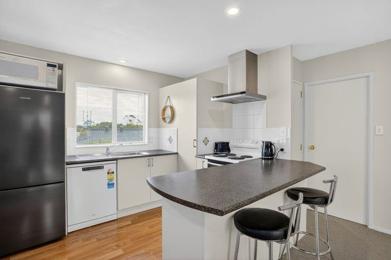 Photo of property in 2/74 Sunnynook Road, Sunnynook, Auckland, 0620