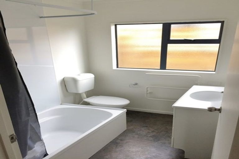 Photo of property in 344 Roscommon Road, Clendon Park, Auckland, 2103