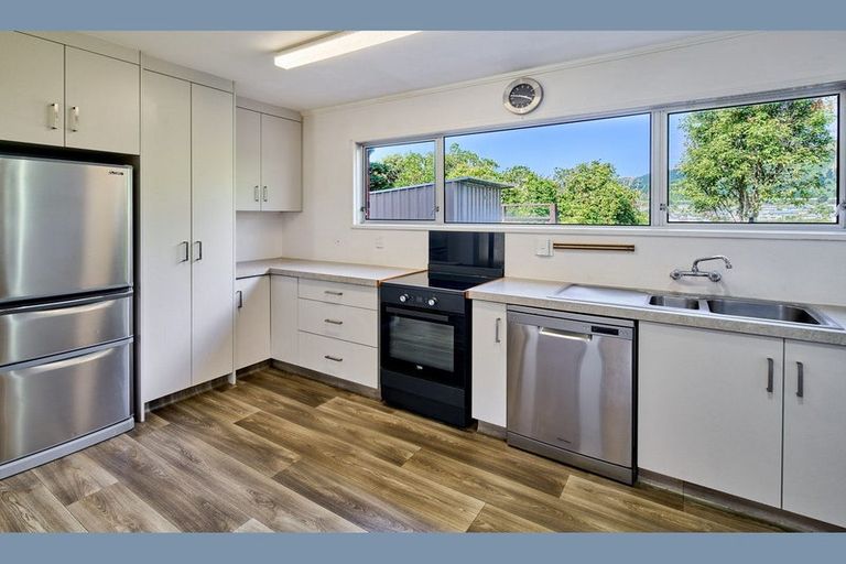 Photo of property in 17 Rembrandt Avenue, Tawa, Wellington, 5028