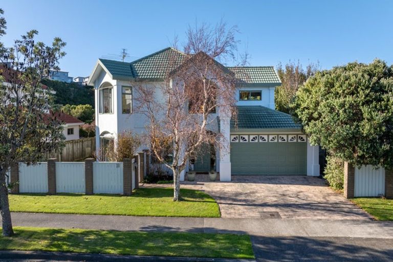 Photo of property in 18 Amesbury Drive, Churton Park, Wellington, 6037