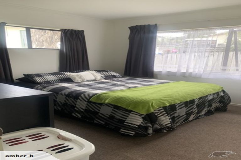 Photo of property in 18 Loughanure Place, Massey, Auckland, 0614