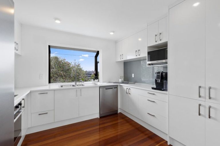 Photo of property in 16 Strabo Place, Windsor Park, Auckland, 0632