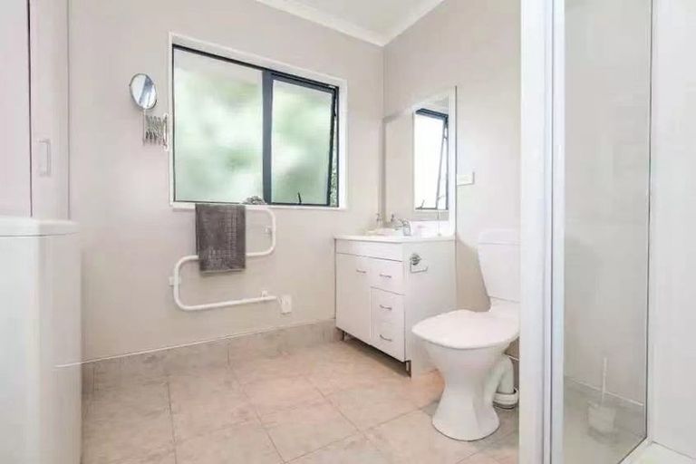 Photo of property in 1 Rixon Place, Te Atatu Peninsula, Auckland, 0610