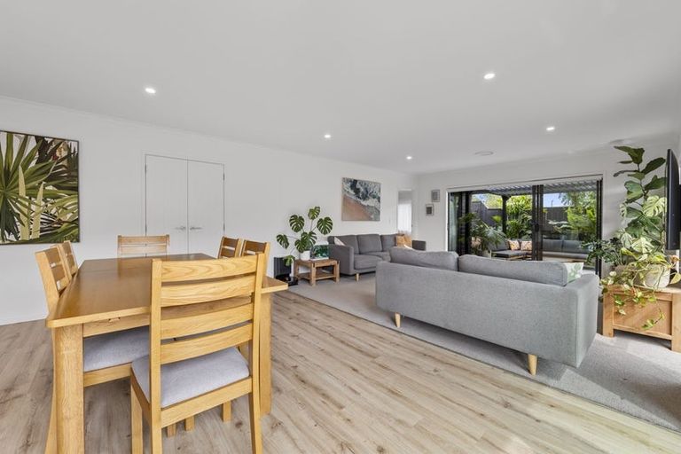 Photo of property in 8 Oakmont Crescent, Waiwhakaiho, New Plymouth, 4312
