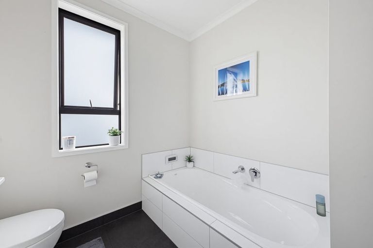 Photo of property in 15 Discovery Place, Marfell, New Plymouth, 4310