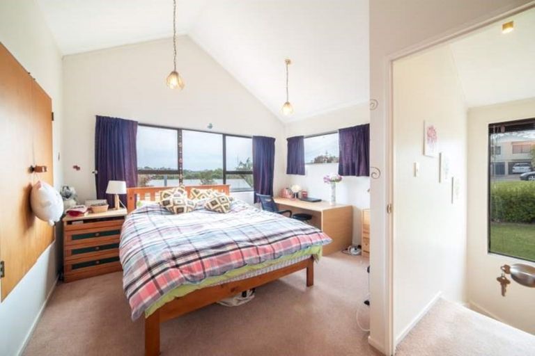 Photo of property in 386 Glenfield Road, Glenfield, Auckland, 0629