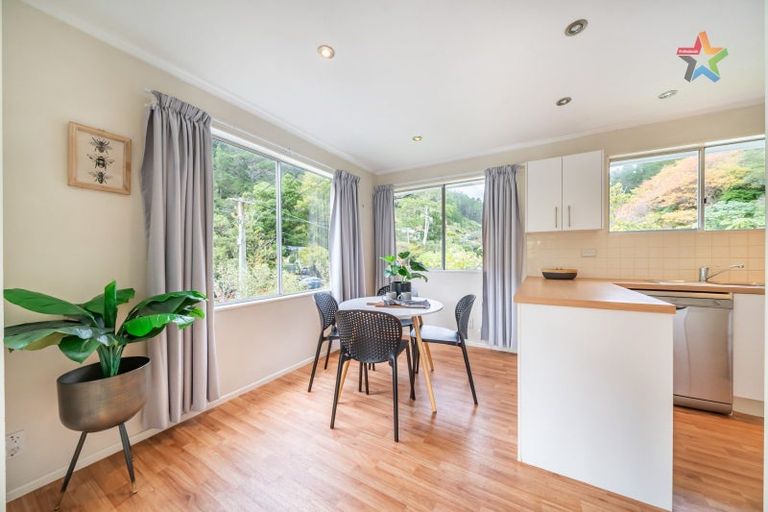 Photo of property in 102 Pinehaven Road, Pinehaven, Upper Hutt, 5019
