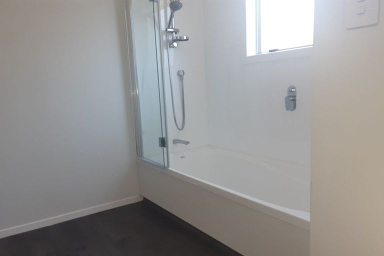 Photo of property in 1 Raelene Place, Massey, Auckland, 0614