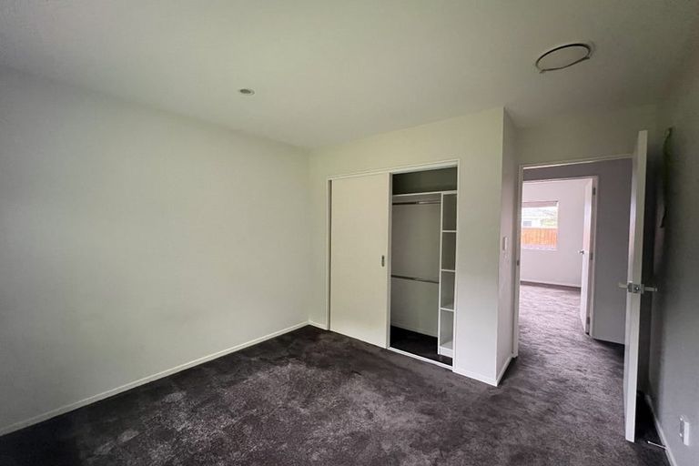 Photo of property in 8a Blythe Place, Glendene, Auckland, 0602
