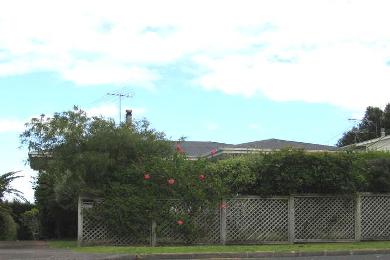 Photo of property in 12 Kowhai Road, Campbells Bay, Auckland, 0630
