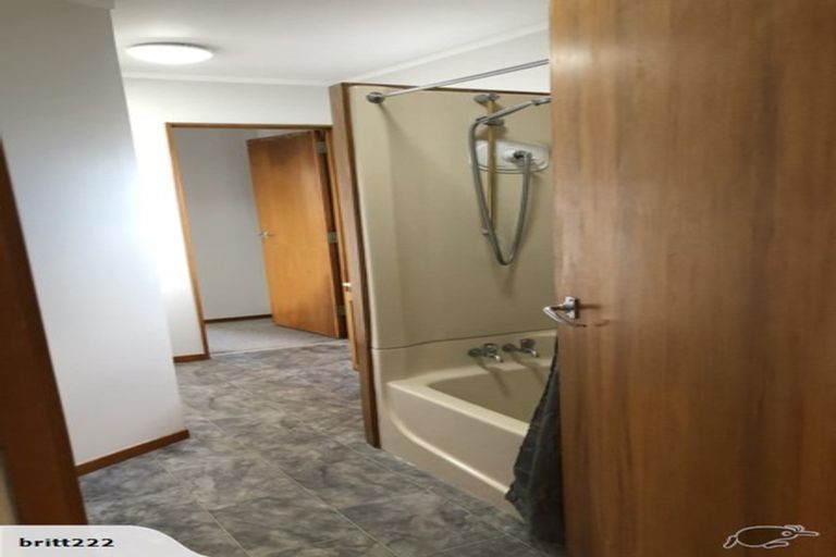 Photo of property in 28a Renata Crescent, Te Atatu Peninsula, Auckland, 0610