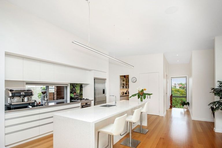 Photo of property in 10 Convent Road, Bluff Hill, Napier, 4110